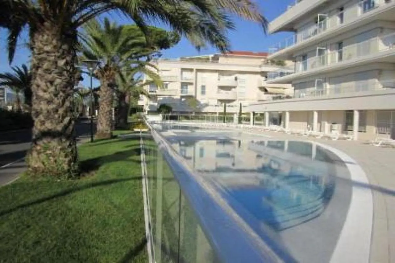 Stunning Three Bedroom Apartment On Seafront In Cannes With Panoramic Sea Views 399