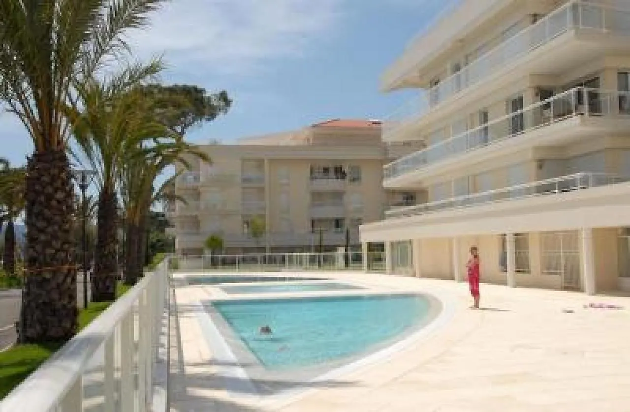 Stunning Three Bedroom Apartment On Seafront In Cannes With Panoramic Sea Views 399
