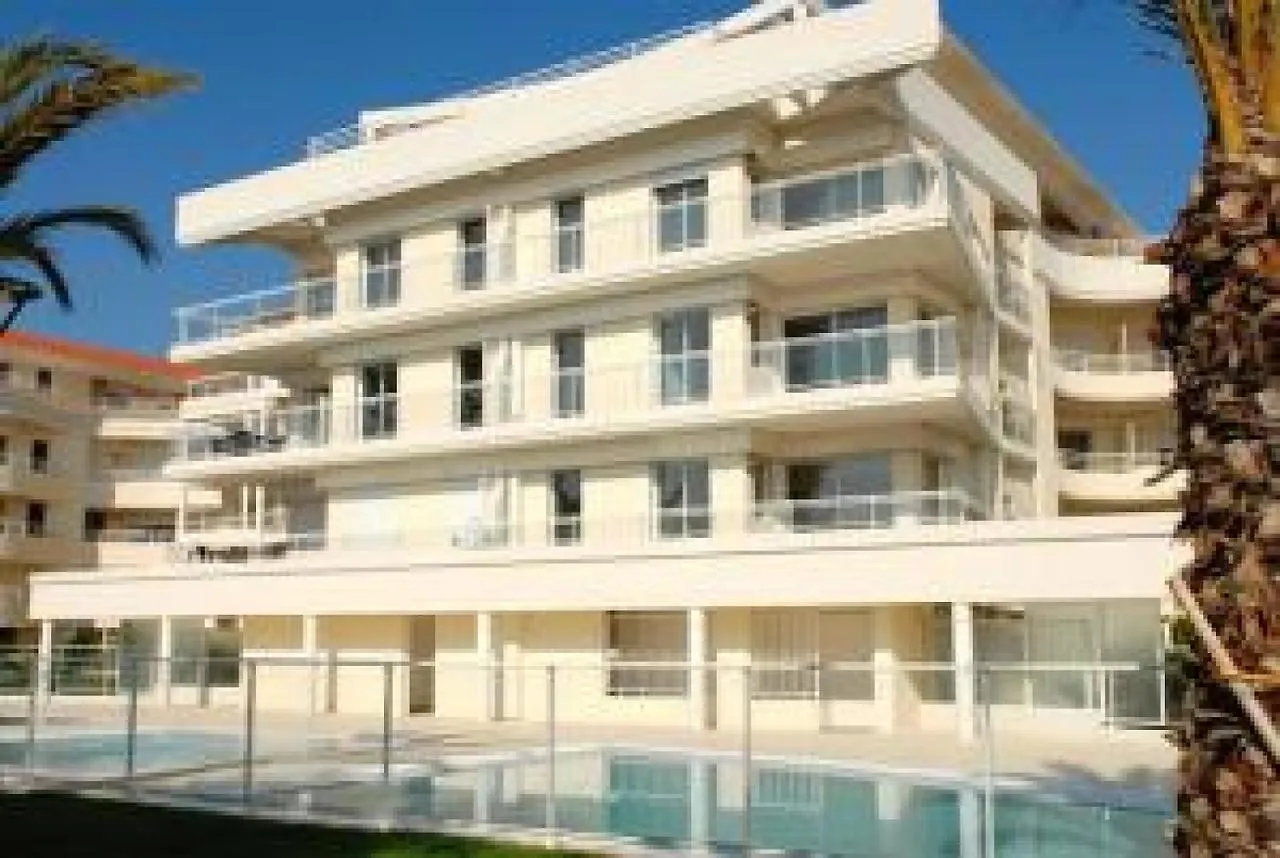 Stunning Three Bedroom Apartment On Seafront In Cannes With Panoramic Sea Views 399